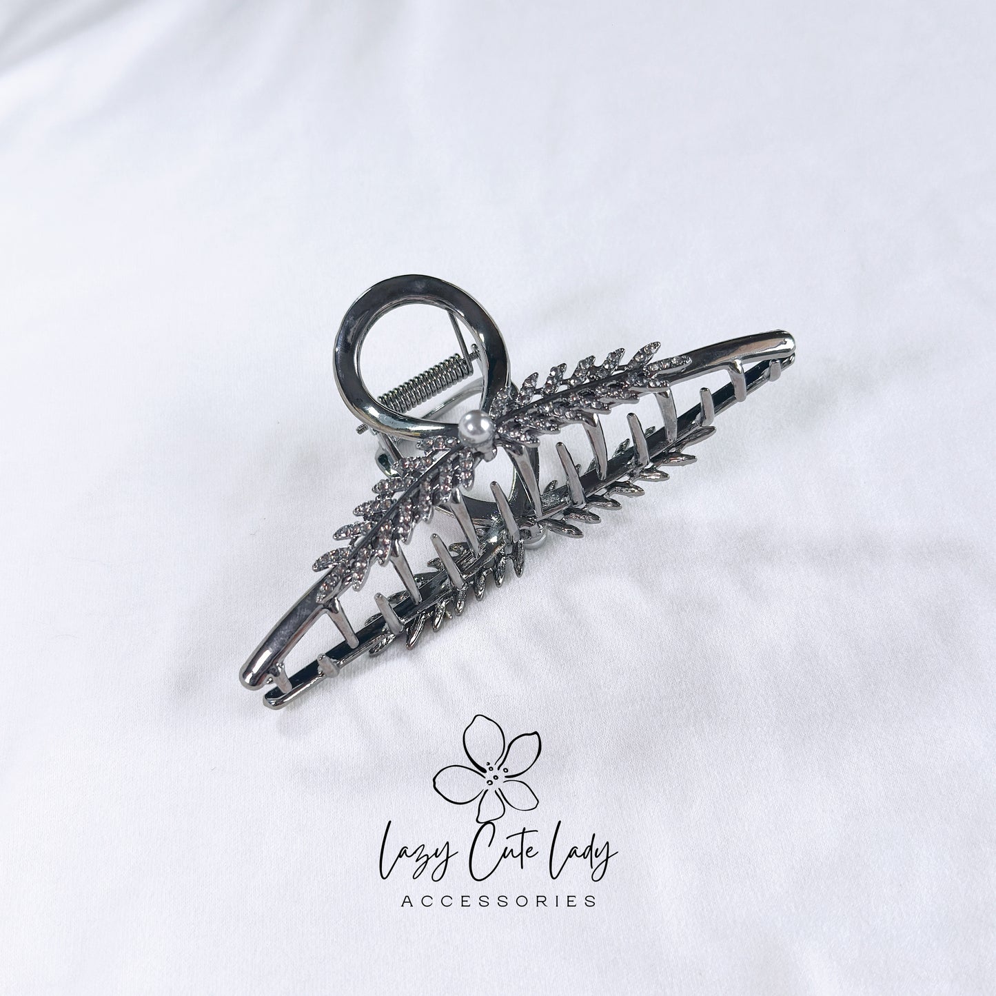 Elegant Metal Hair Claw Clip with Rhinestone Accent – Sophisticated and Stylish