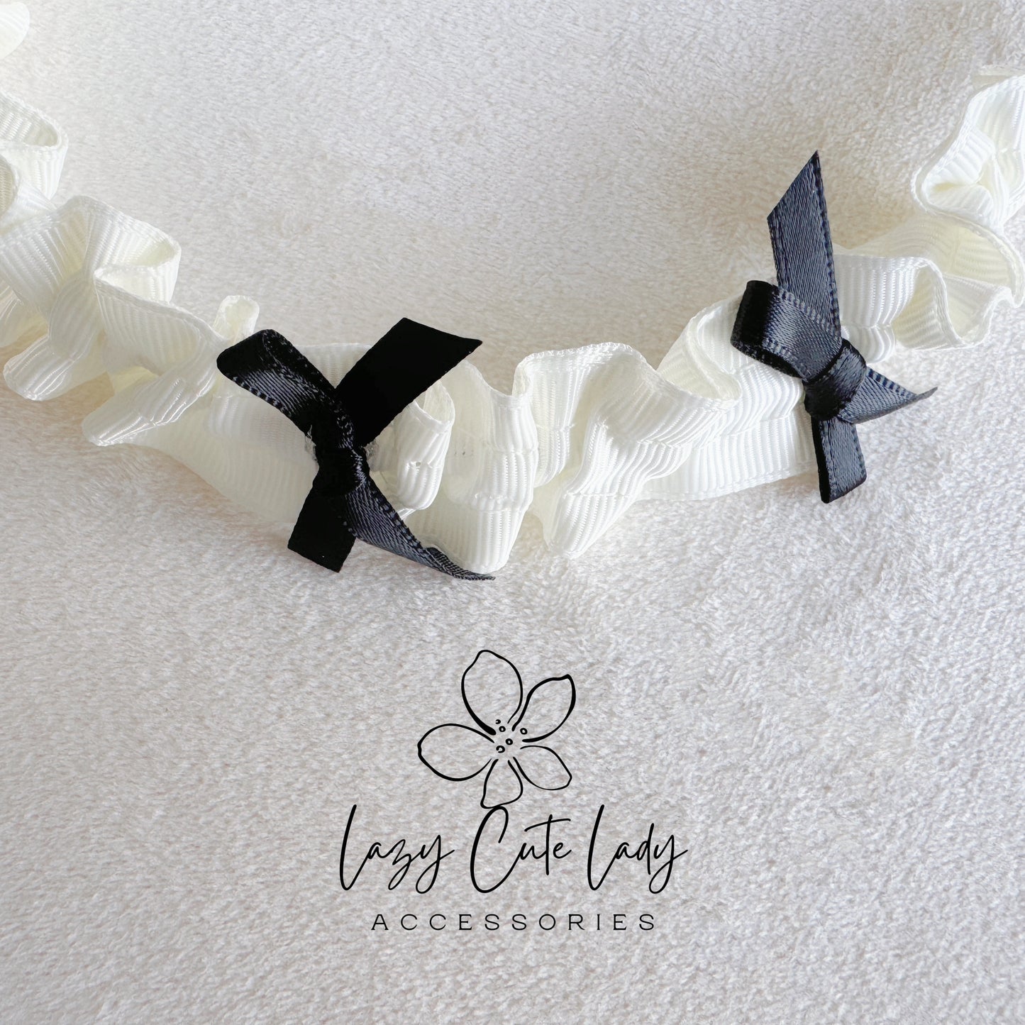 Elegant White Fabric Headband with Black Mini Bow – Classic & Chic Hair Accessory
