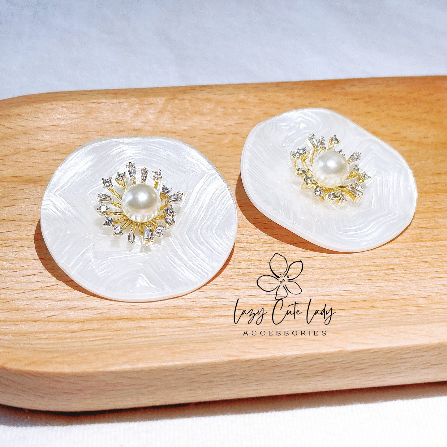 Elegant Seashell: White Shell Flower Earrings with Rhinestone Accent