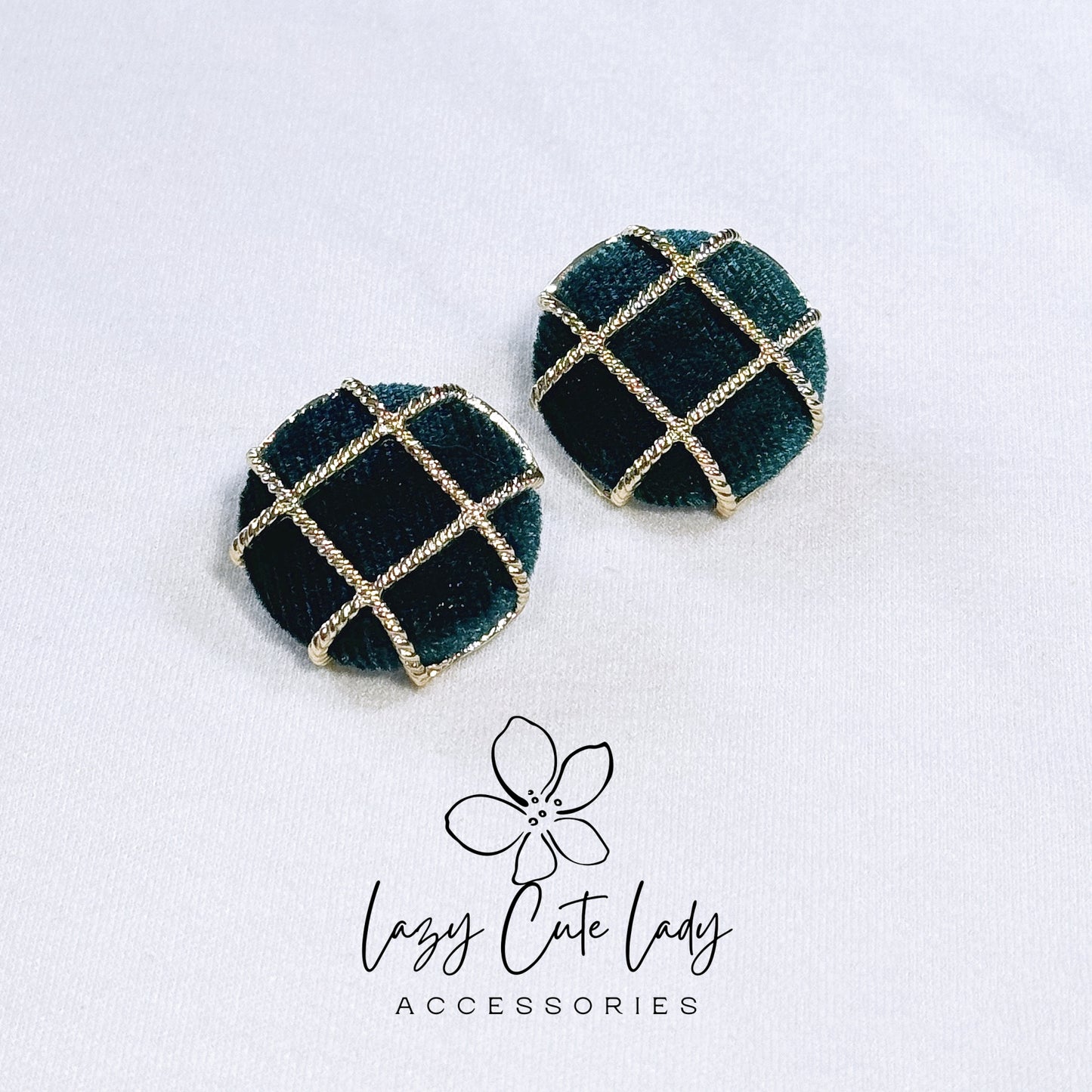 Exquisite Green Velvet Round Stud Earrings with Gold Mesh Detail