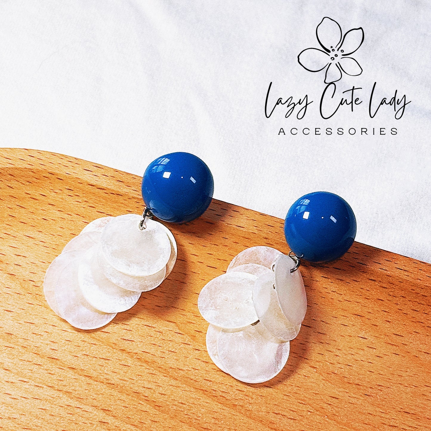 Exquisite White Seashell and Deep Blue Round Earrings