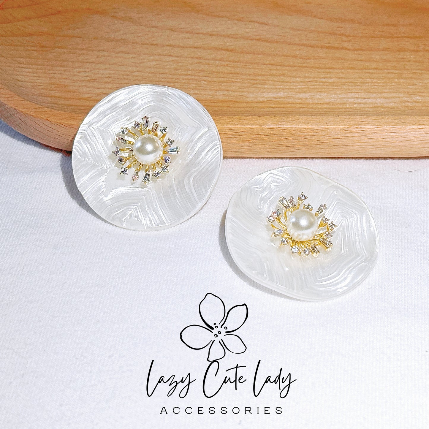 Elegant Seashell: White Shell Flower Earrings with Rhinestone Accent
