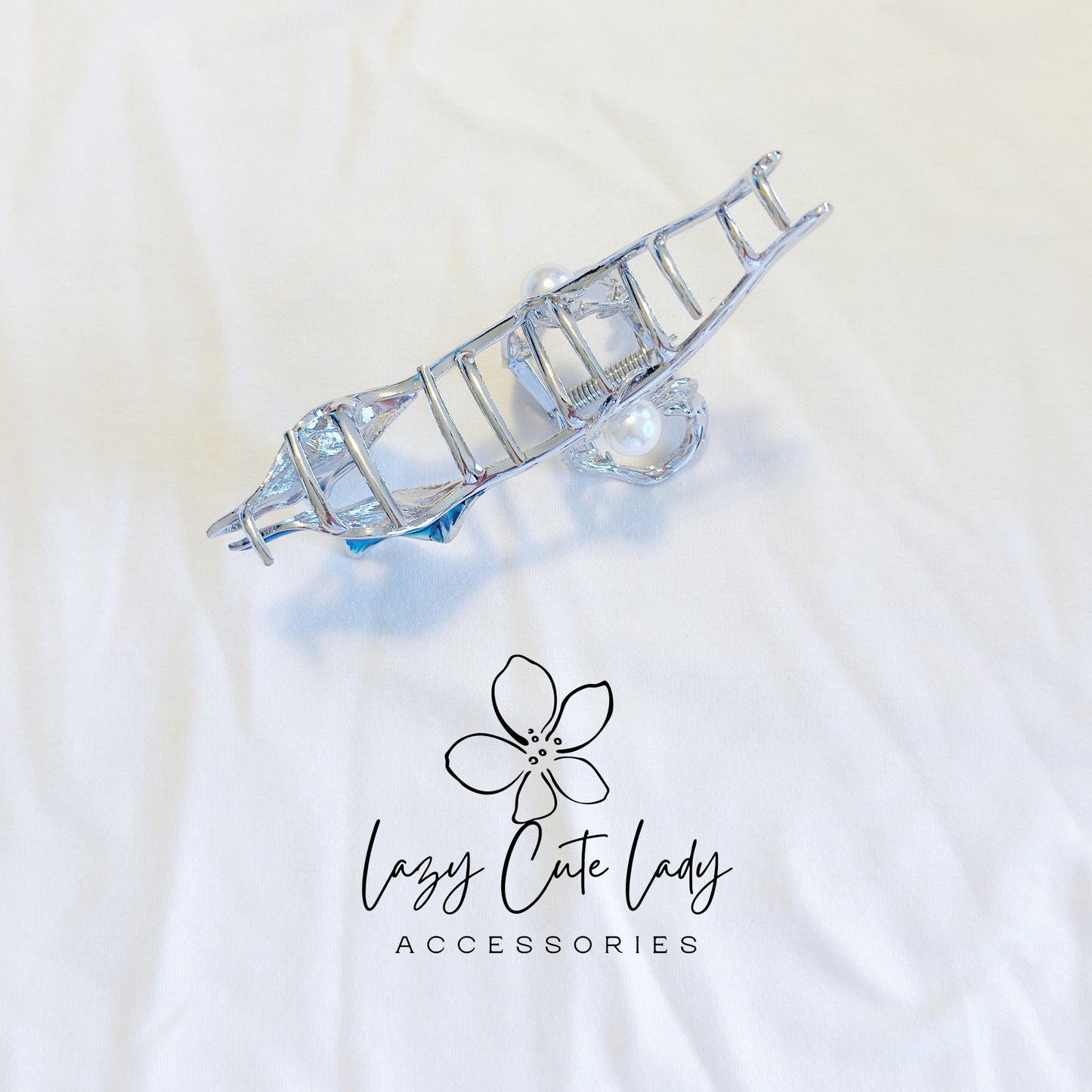 Mermaid Tail Hair Claw Clip – Ocean-Inspired Metal Claw with Pearl Accent for Elegant Everyday Hairstyles
