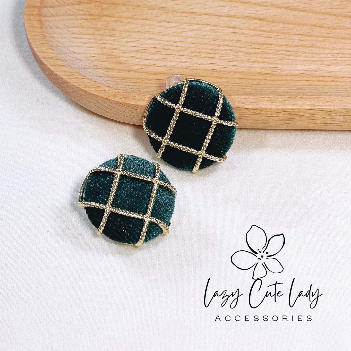 Exquisite Green Velvet Round Stud Earrings with Gold Mesh Detail