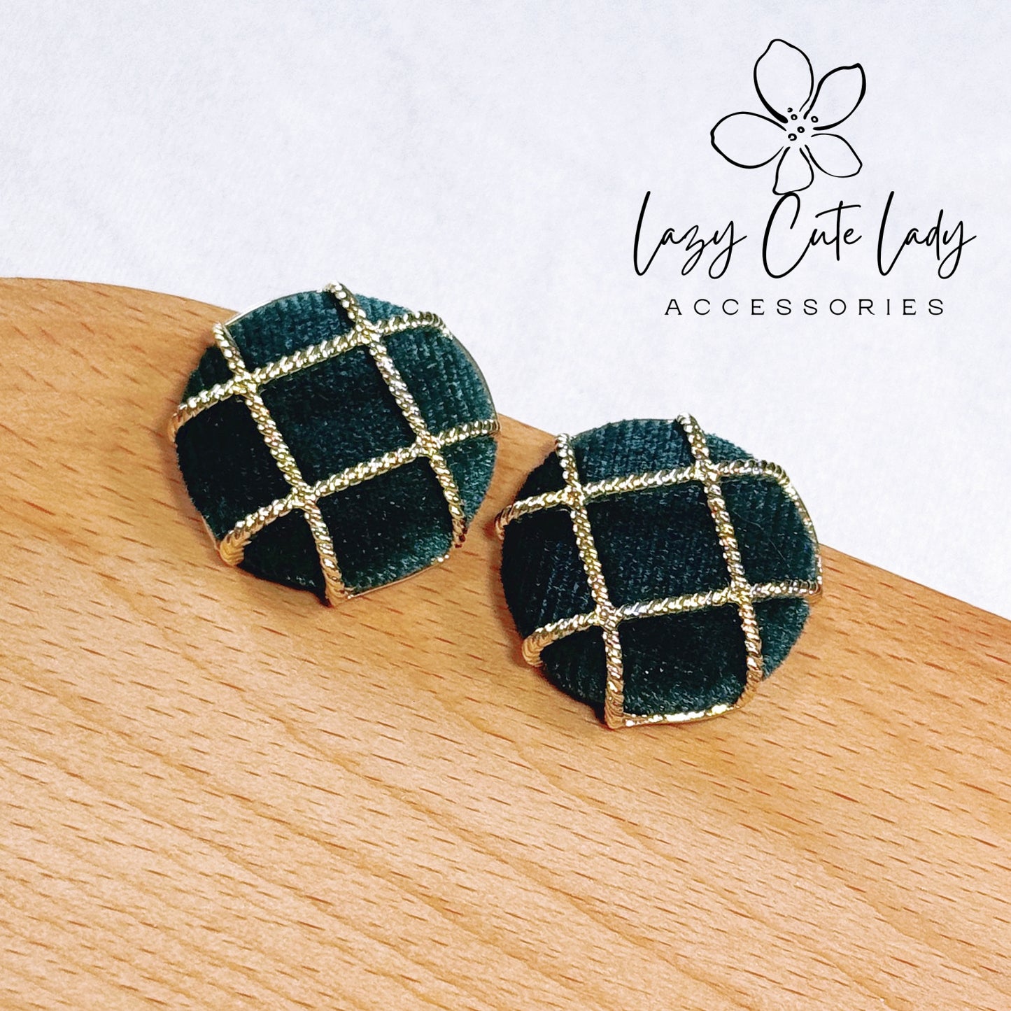 Exquisite Green Velvet Round Stud Earrings with Gold Mesh Detail