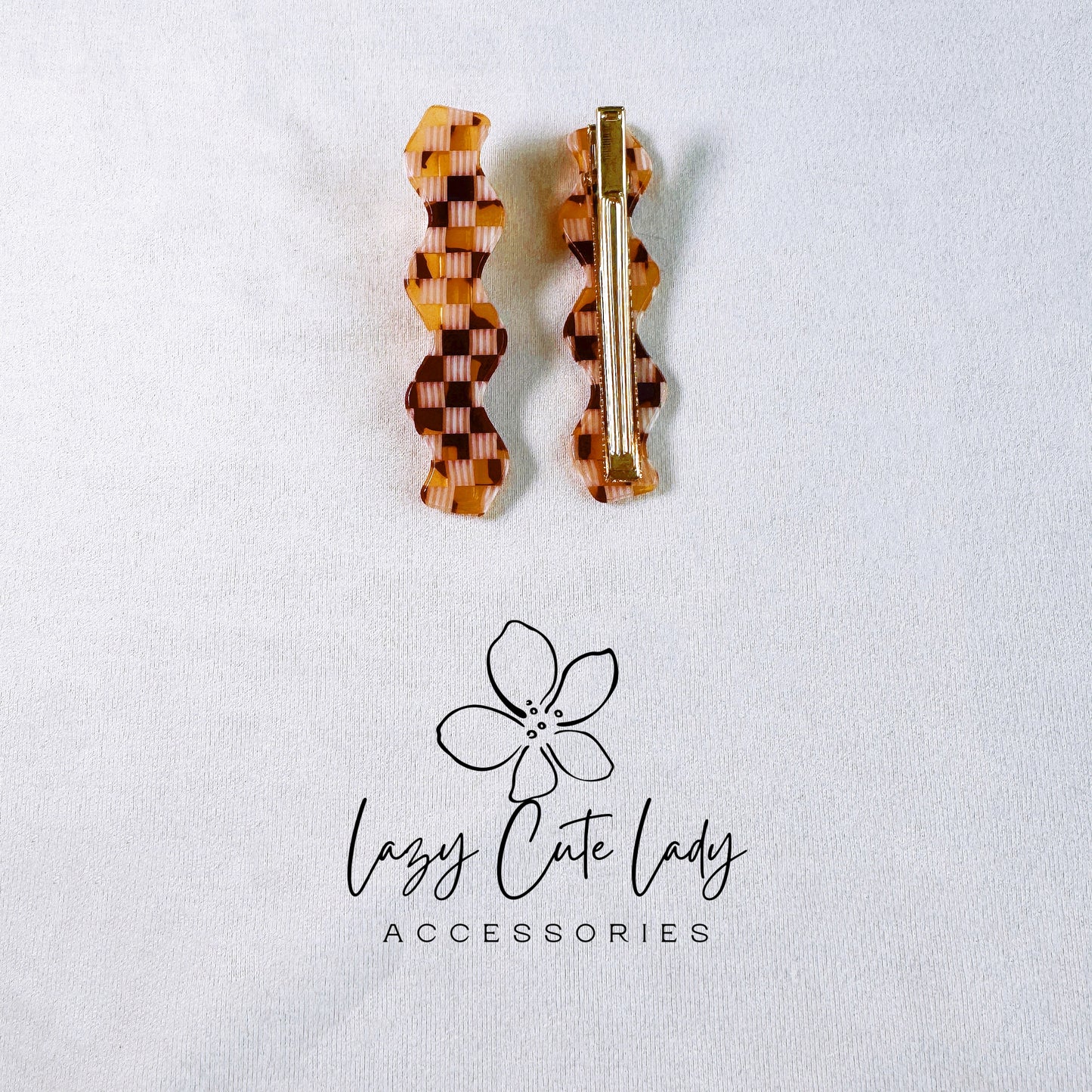 Brown Checkerboard Hair Clip - Modern & Versatile Accessory